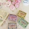 Scatola (rosa) con torroncini bianchi friabili con nocciole